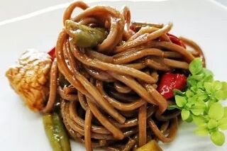 Гречневая лапша с соусом wok