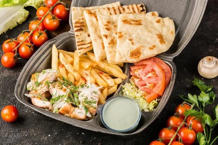 Гиро на тарелке курица