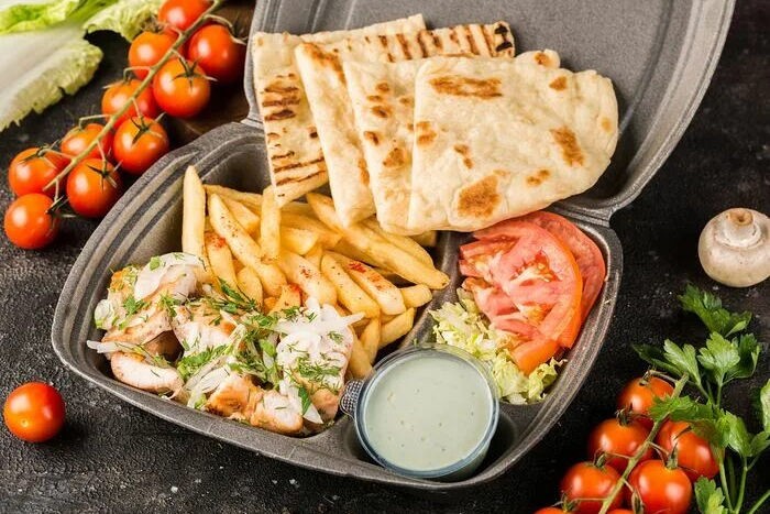 Сырное гиро на тарелке курица