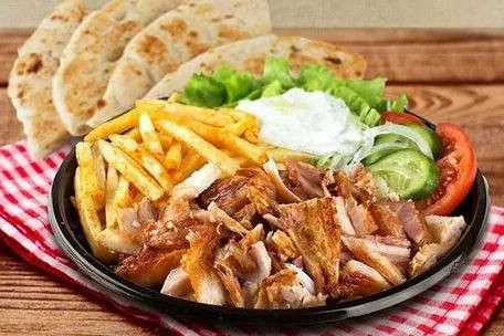 Сырное гиро на тарелке свинина 