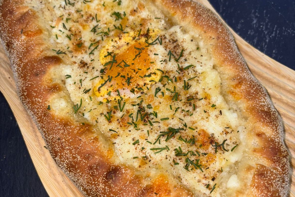 Пиде с сыром и яйцом